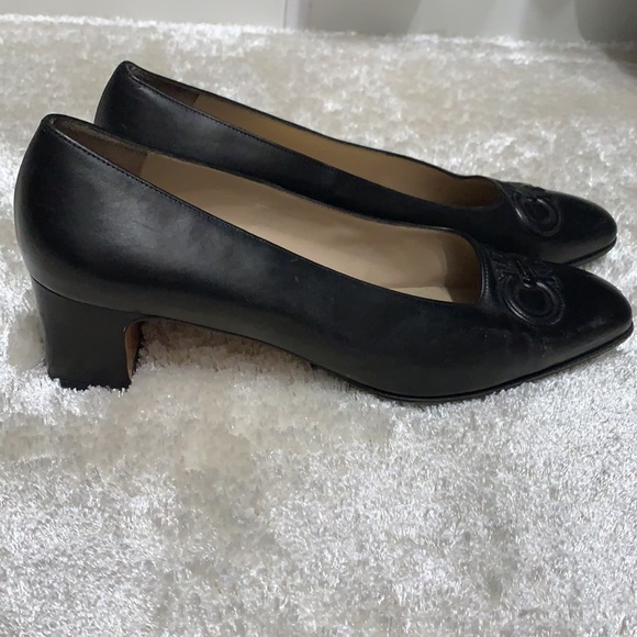 Salvatore Ferragamo black heels with front logo - Picture 2 of 3